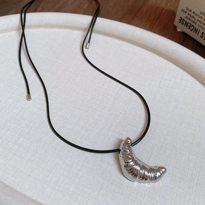 New Chinese leather pendant, fringed necklace, female ethnic style, niche retro sweater chain, fashion and high-end item jewelry.