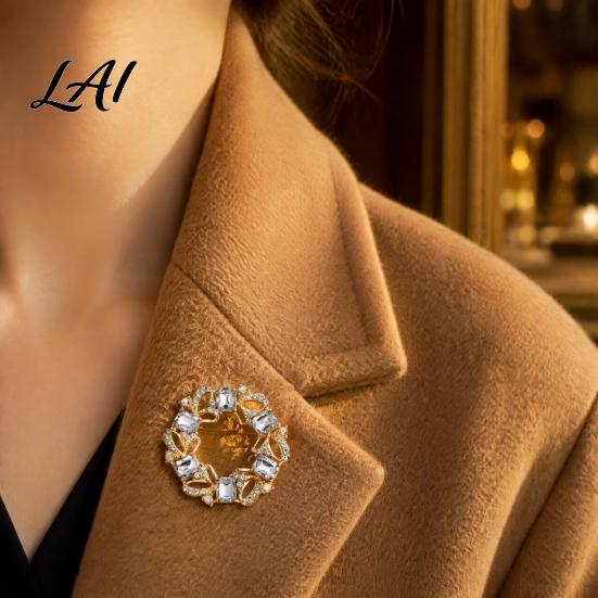 Golden Plated Alloy Brooch Women Rhinestone Hollow Wreath Brooch Dainty Decorative Badge Round Pin Pin Sweater Cardigan Coat Dress Jewelry