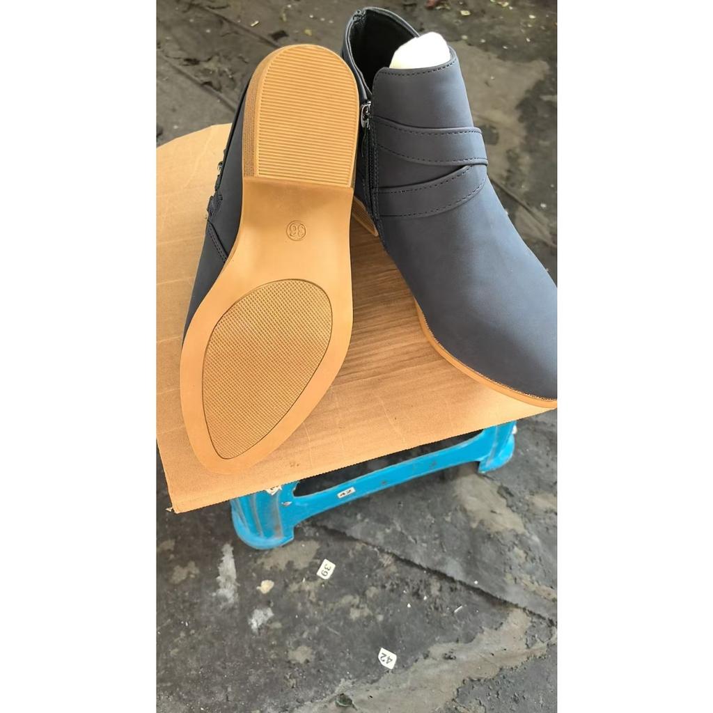 Neue Chelsea Boots in Übergröße mit spitzer Zehenpartie - Damen Stiefeletten mit Kreuzriemen, Seitenreißverschluss und mittelhohem Absatz