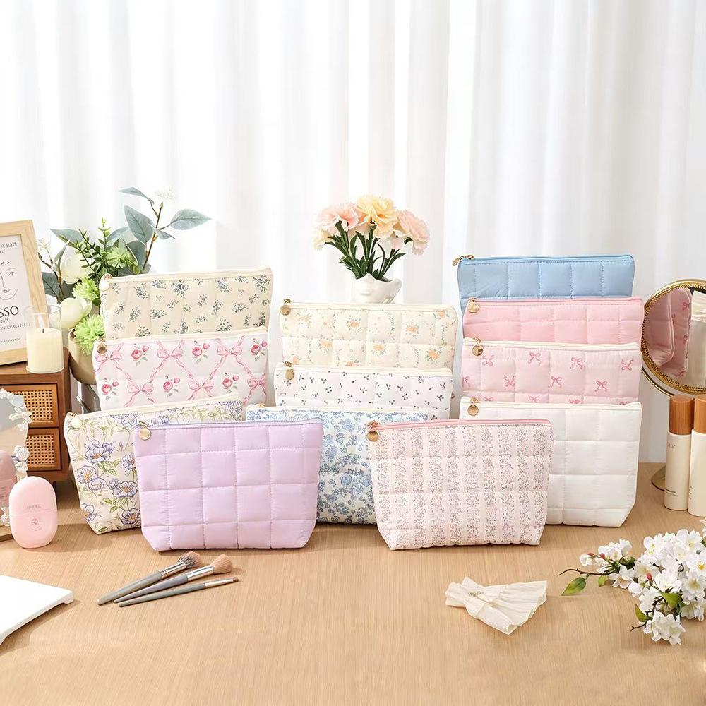 New Floral Quilted Large Plaid Cosmetic Bag Large-capacity Three-dimensional Hand-held Bubble Grid Fashion Pleated Storage Toiletry Bag