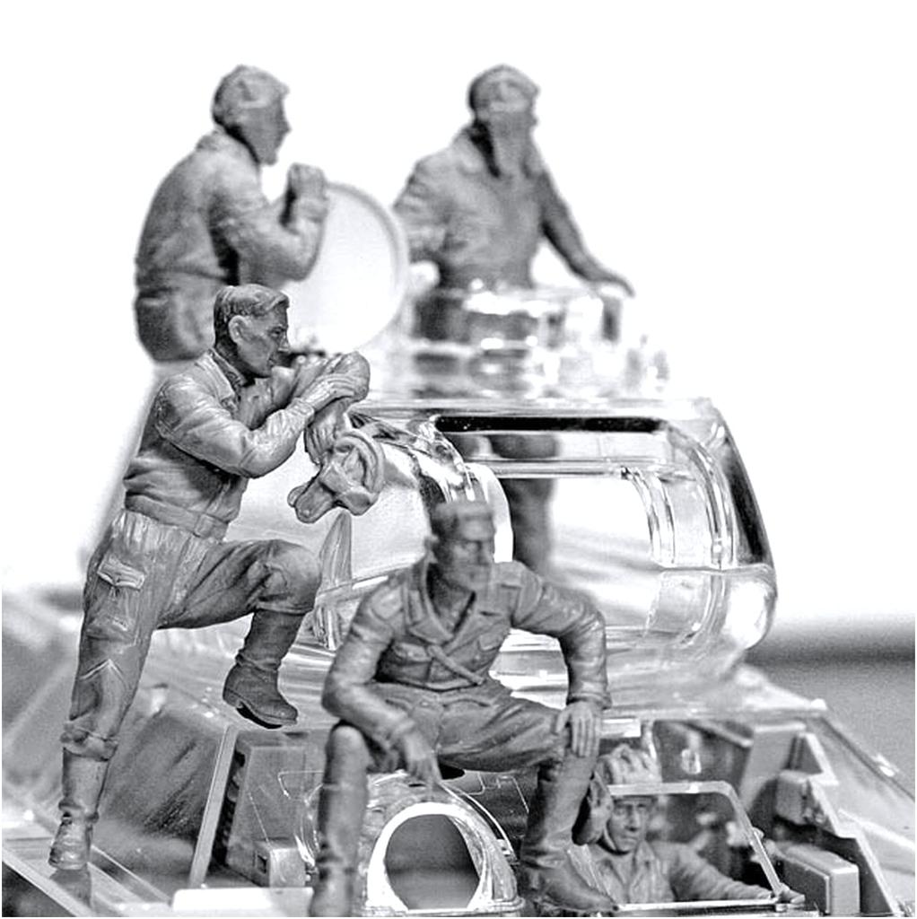 Master Box 1/35 Scale Soviet Tank Crew 1943-1945 Plastic Model Kit (5 Figures) MB35068