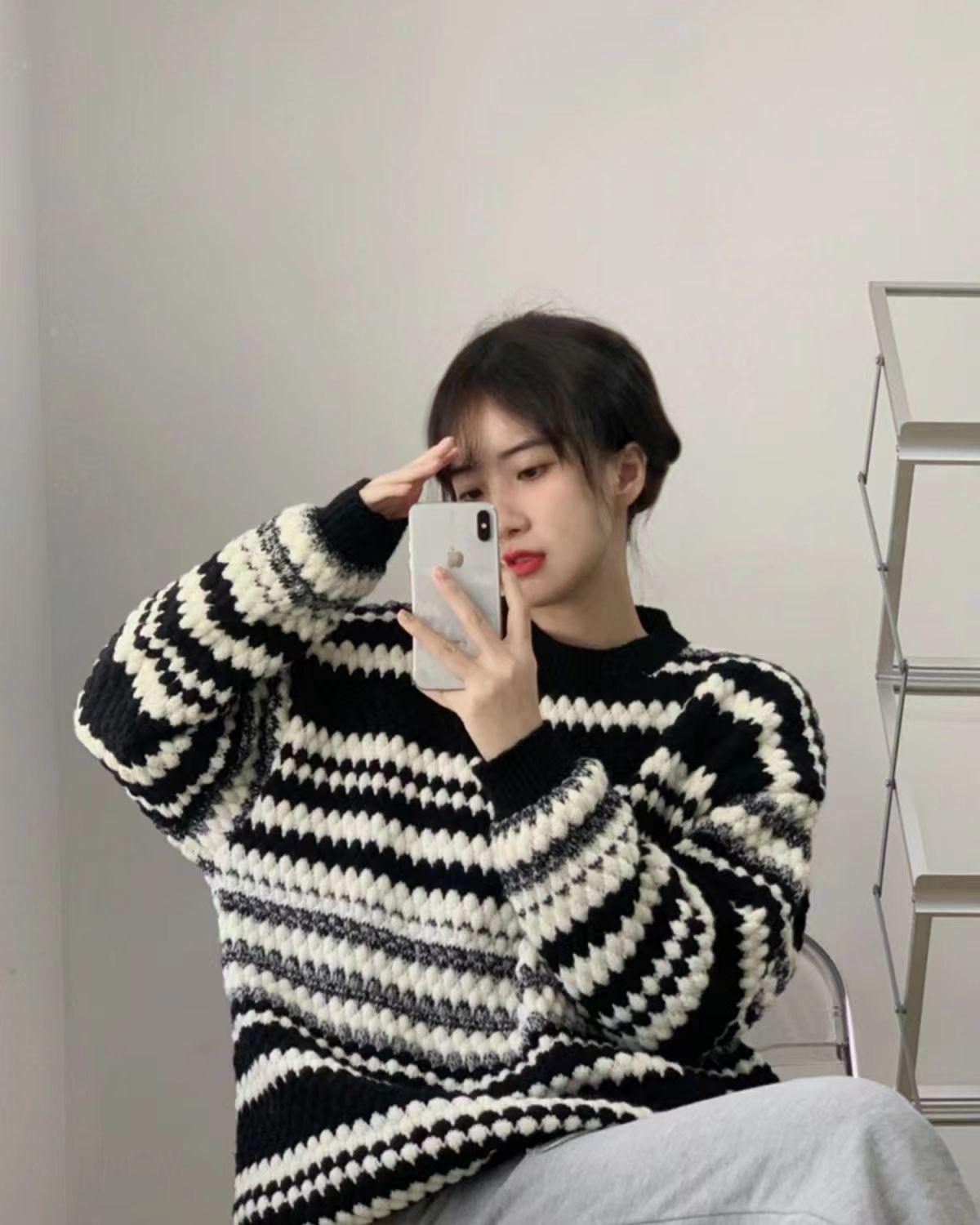 

Женский вязаный свитер в черно-белую полоску - свободный крой, длинные рукава, стиль весна/осень 2024 One Size