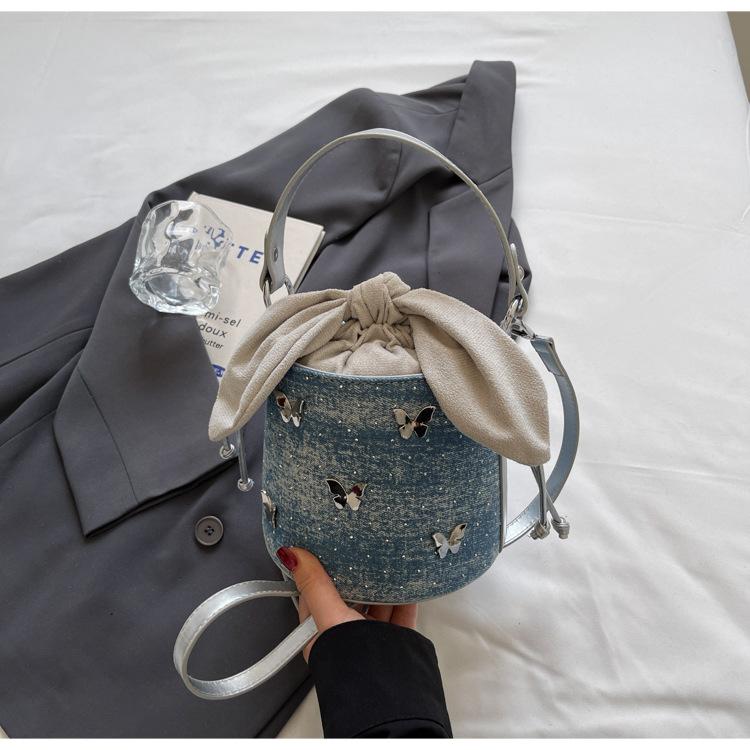 

Премиальная сумка-ведро с бабочкой тренд 2025 лето новая в зарубежном стиле нишевая сумка для отдыха модная женская сумка синий