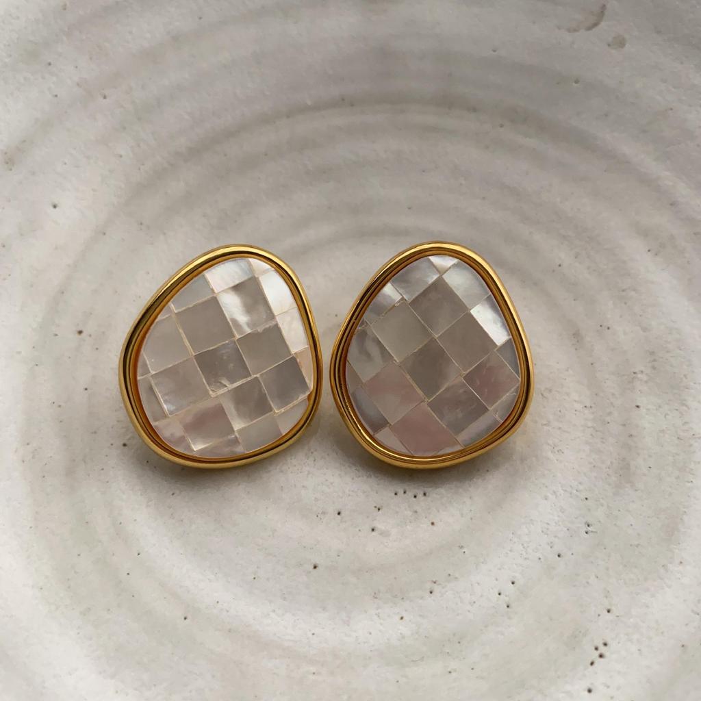 French Retro High-End Temperament Simple Shell Rhombus Ring Earrings Women'S Commuting Versatile Light Luxury Earrings