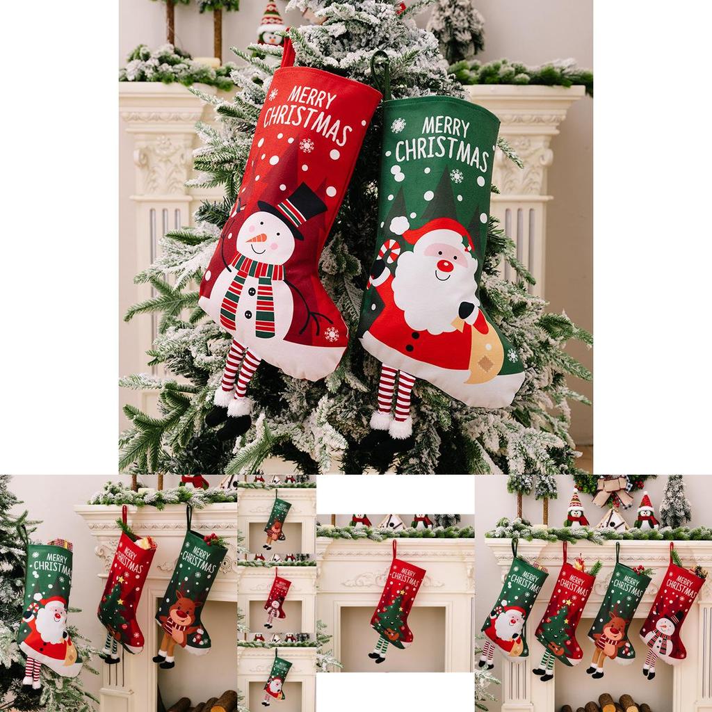 Lebhaft bunte Weihnachtssocken mit Designs von Weihnachtsmann, Schneemann und Rentieren