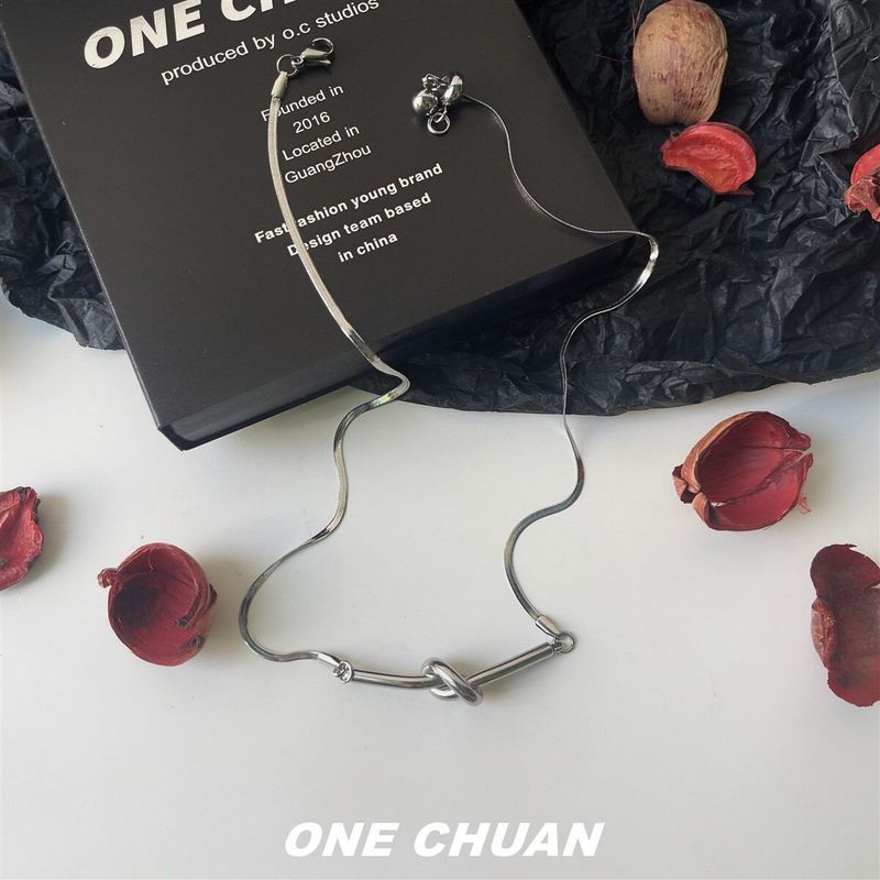 

Fashion Special-Interest Design Cold Wind Knotted Snake Bones Chain Women s Short Titanium Steel No Fading Clavicle Necklace Men s Necklace Fashion Silver 46cm