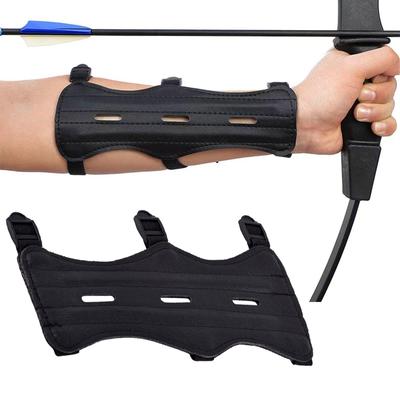 Kožená ochrana paží, zakřivený tradiční lovecký luk Lukostřelecké vybavení, vybavení pro lukostřelbu a potřeby pro lukostřelbu