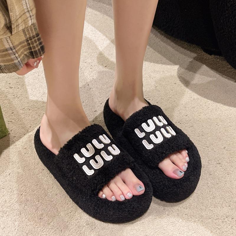 Fashion 2025 New Chunky Platform Fur Slippers Women Autumn Thick Bottom Furry Outdoor Slippers Woman Short Plush Designer Shoes