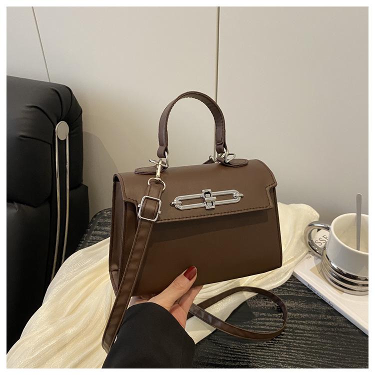 

Solid color simple and fashionable 2025 new retro lock fashionable sense crossbody shoulder portable small square women s bag темно-коричневого