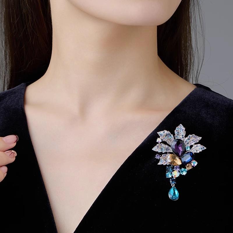 Light luxury diffuse leaf brooch high-end women's exquisite leaf corsage design sense pin suit