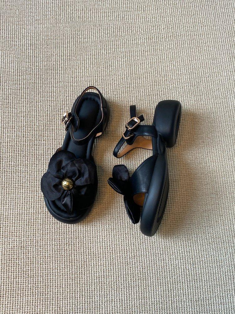 Weiche Lederversion! Sommer mit Rock, Sandalen, Metallblumen, schwarzer runder Spitze, Ein-Wort-Schnallenriemen, dicker Absatz Römerschuhe.