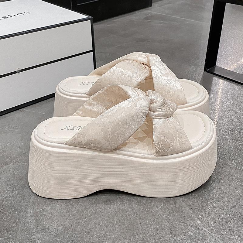 

Thick-soled women s summer height increase 2025 new fashion skirt beach shoes muffin small light summer women s slippers 34