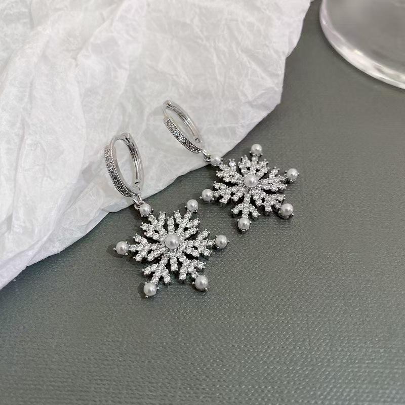 Trendy Zircon Silver Plated Pearl Snowflake Christmas Earrings Fashion Stud Autumn Winter Women Christmas Jewelry Gift