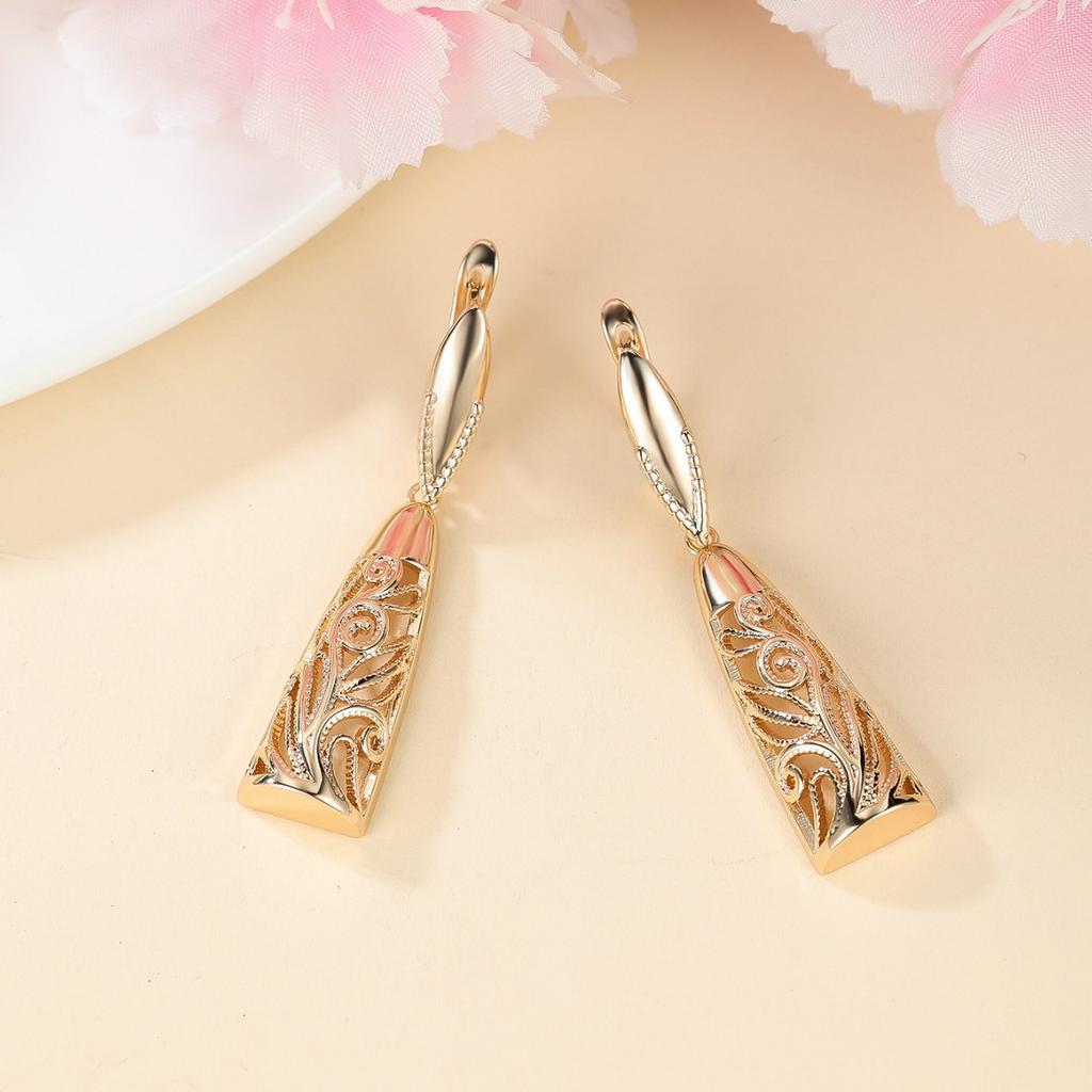 Modisch und minimalistisch Champagnergoldenes Blumenmuster Hohl Ohrbügel Neuer gemusterter Ohrbügel