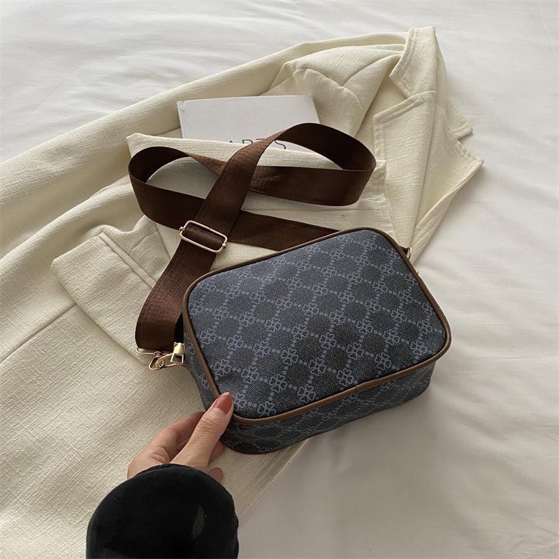 

Ретро модная повседневная эстетическая простая сумка через плечо женская летняя 2024 года новая популярная маленькая квадратная сумка чёрный