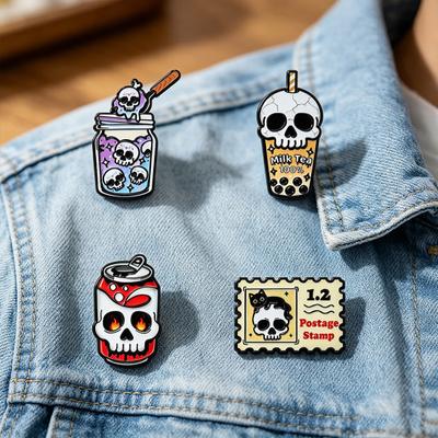 Spilla di Halloween Stile Gotico Oscuro Motivo Teschio Forma Tazza da Tè al Latte Texture Lega di Zinco Spilla Accessorio Versatile per Abbigliamento