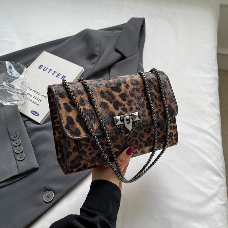 

Літо 2024 новий темперамент модна сумка в іноземному стилі під пахвами маленька квадратна сумка повсякденна ретро сумка через плече красива жіноча сумка темно-коричневого кольору