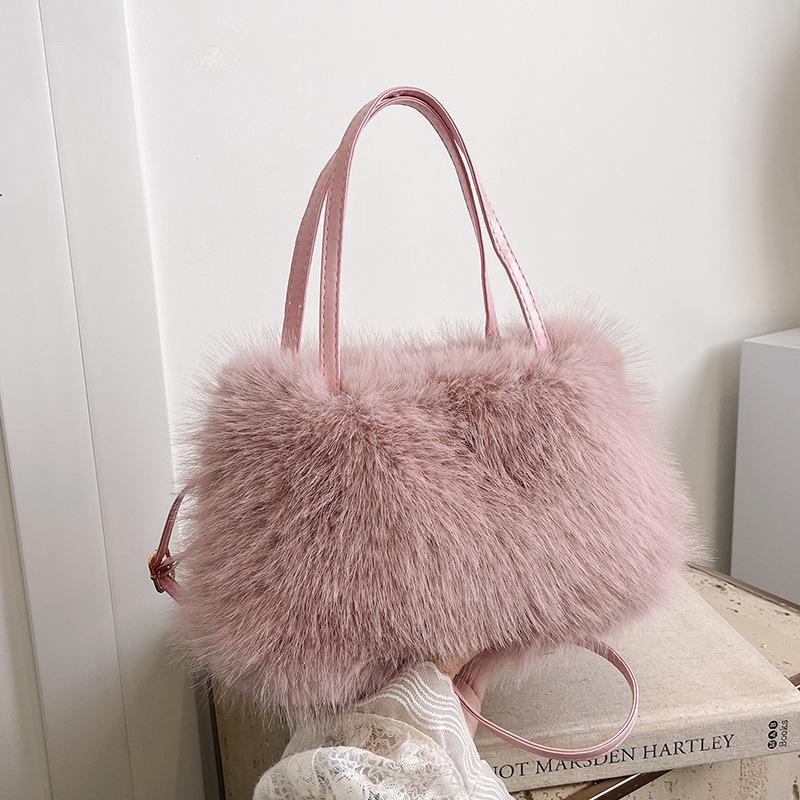 

Autumn and winter cute furry handbag women s 2025 new versatile niche design messenger bag розовый
