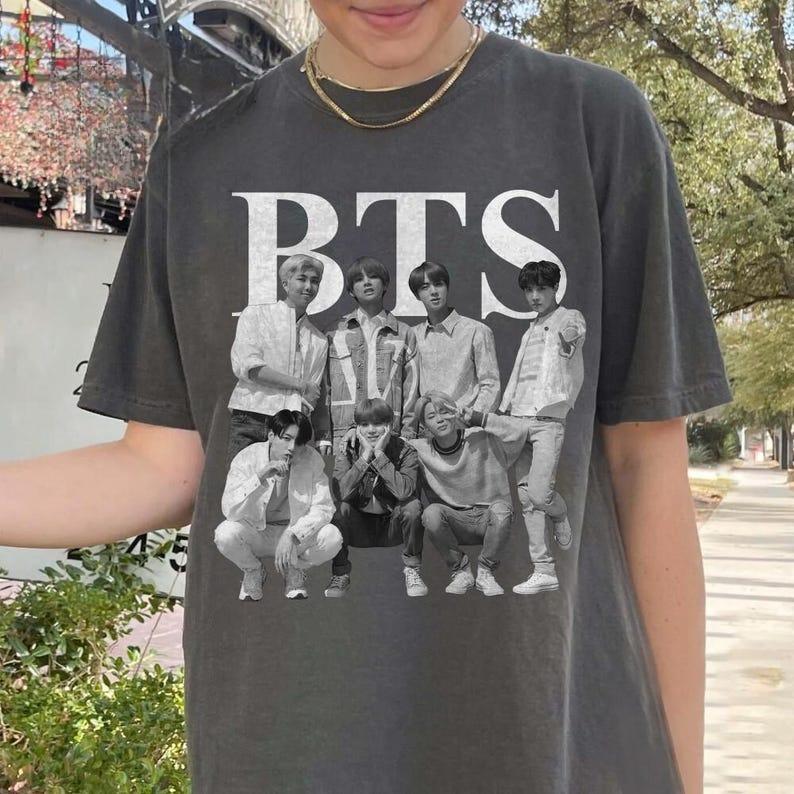 

2026 BTS Розовая Футболка Kpop Группа Футболка Фаната Bangtan, Kpop Мерч Подарок для ARMY, Концертная Музыкальная Футболка Bts Рм Джин Чонгук Шуга Хоуп Kpop Подарки 4XL