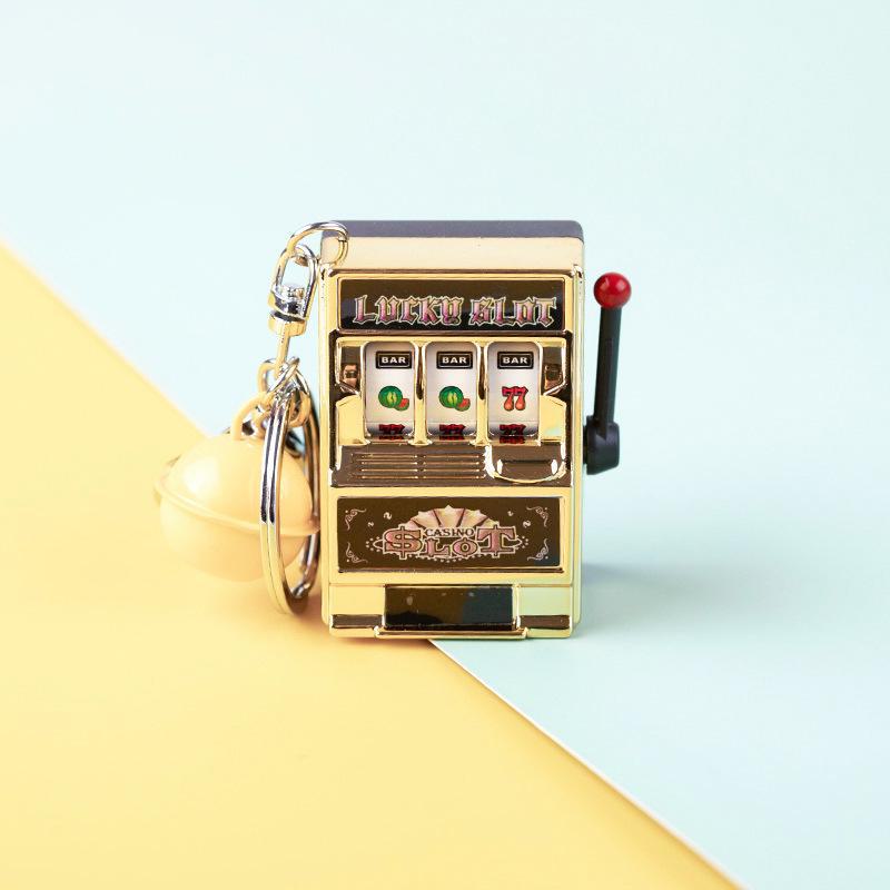 Creative Mini Fruit Slot Machine Keychain გულსაკიდი მამაკაცებისთვის და ქალებისთვის - სახალისო და მოდური აქსესუარი