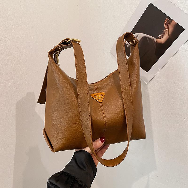 

Премиальная сумка-тоут женская 2025 новая осенне-зимняя ретро сумка-мессенджер через плечо для通勤 большая вместимость простая женская коричневый