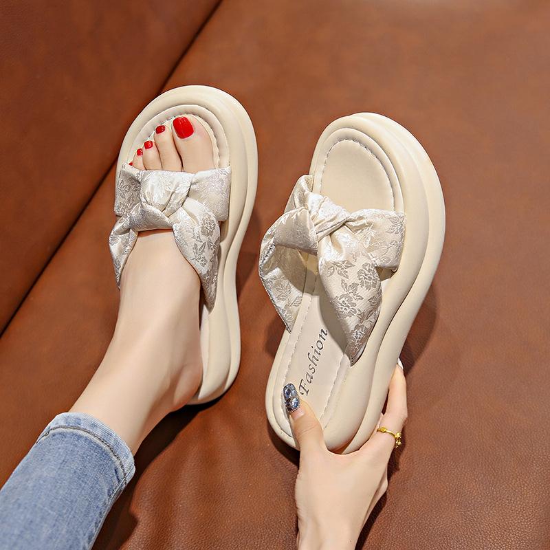 Chinese style slippers women's summer wear 2025 new casual beach sandals fashionable versatile thick-soled one-word sandals
