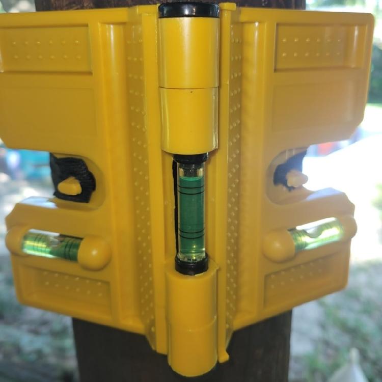 Auto Adjusting Magnetic Leveler Measurement Device With Folding Design and Three Bubble Indicators for Pipe Installation