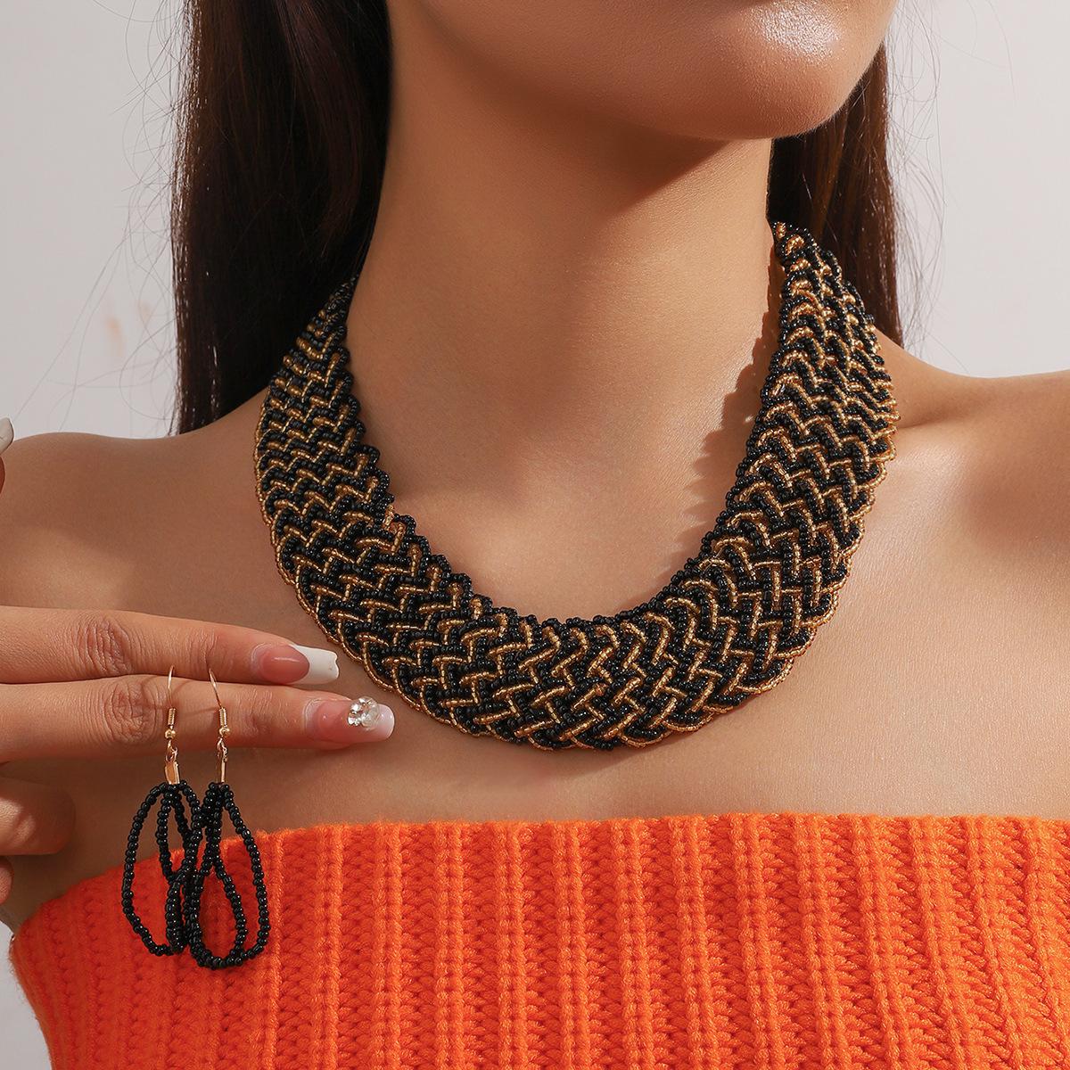 

Комплект из двухцветных бусин-крестиков с подвеской в виде ожерелья и серег чёрный