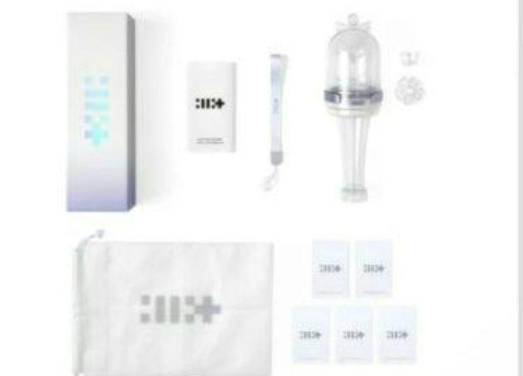 [USED] ILLIT Official Penlight with Trading Card 1