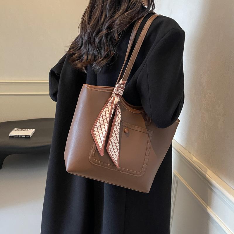 

Женская сумка-багет большой вместимости, новая коллекция 2025 года, простая сумка на плечо, текстурная сумка-тоут для студенток, для поездок на работу, контрастная цветная вставка 35*10*26 темно-коричневого