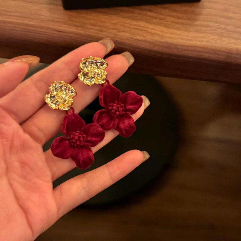 Elegant Gold-Plated Red Flocking Flower Stud Earrings - Retro Hong Kong Style for Women красный