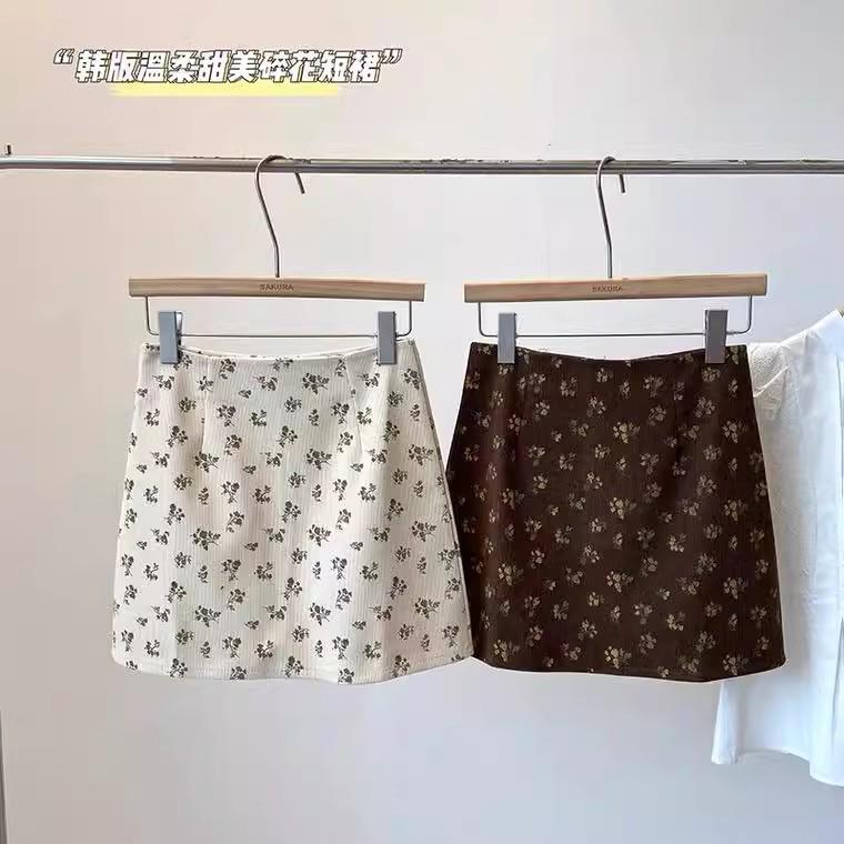 

Korean Retro Floral Corduroy Mini Skirt, High-Waist A-Line for Autumn/Winter 2025 Extra Small
