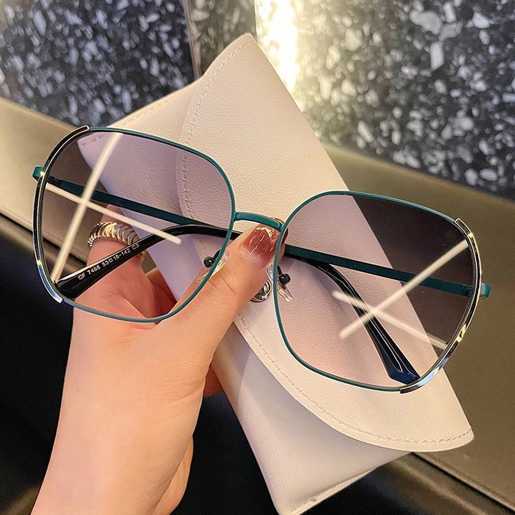 

New Women S Small Frame Oval Metal Sunglasses Fashion Women Summer Outdoor Street Photography Eyeglasses Uv400 Eyeglass 1PC
