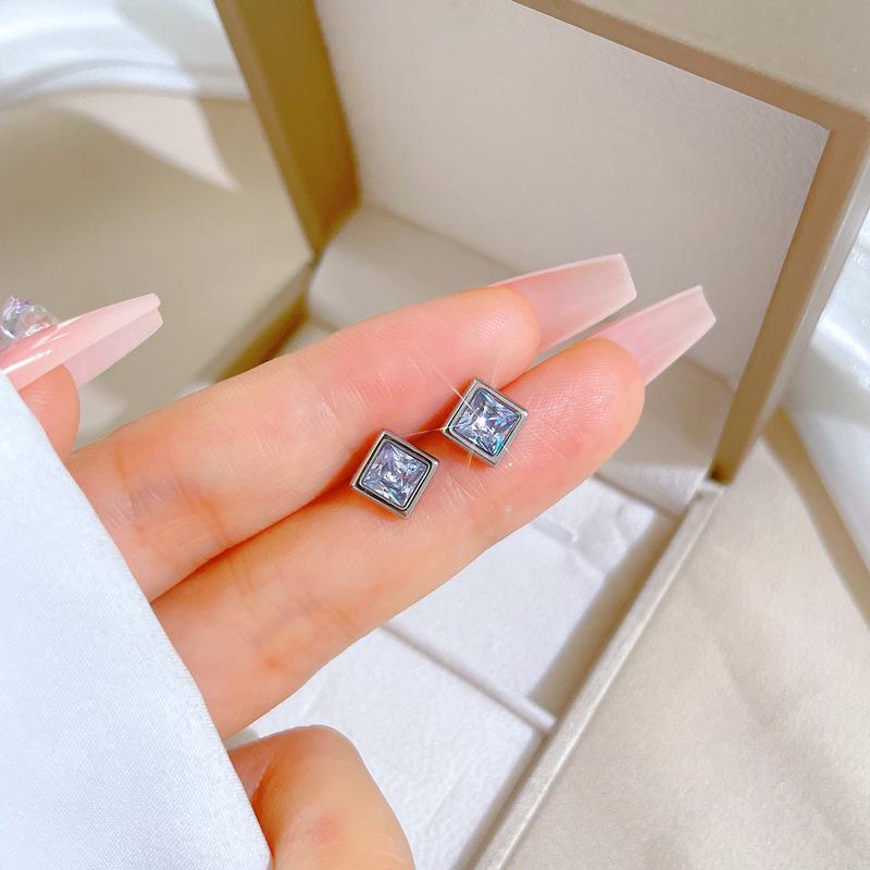 Cercei minimaliști tip stud din oțel titan cu sidef și trifoi cu patru foi - Design androgin pentru temperament individual și eleganță de banchet.