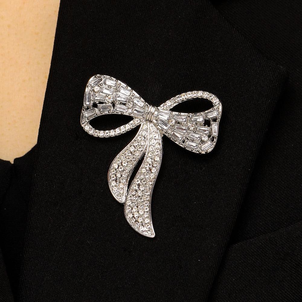 Luxury Exquisite Baguette Zircon Bow Brooches Full Paved Crystal Ribbon Lapel Pin for Women Suit Coat Wedding Party Jewelry Gift