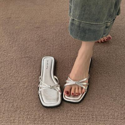Proste klapki z płaskim dnem, niszowe, jednosłowne, damskie buty 2024 nowe letnie wakacyjne sandały wróżki, sandały plażowe