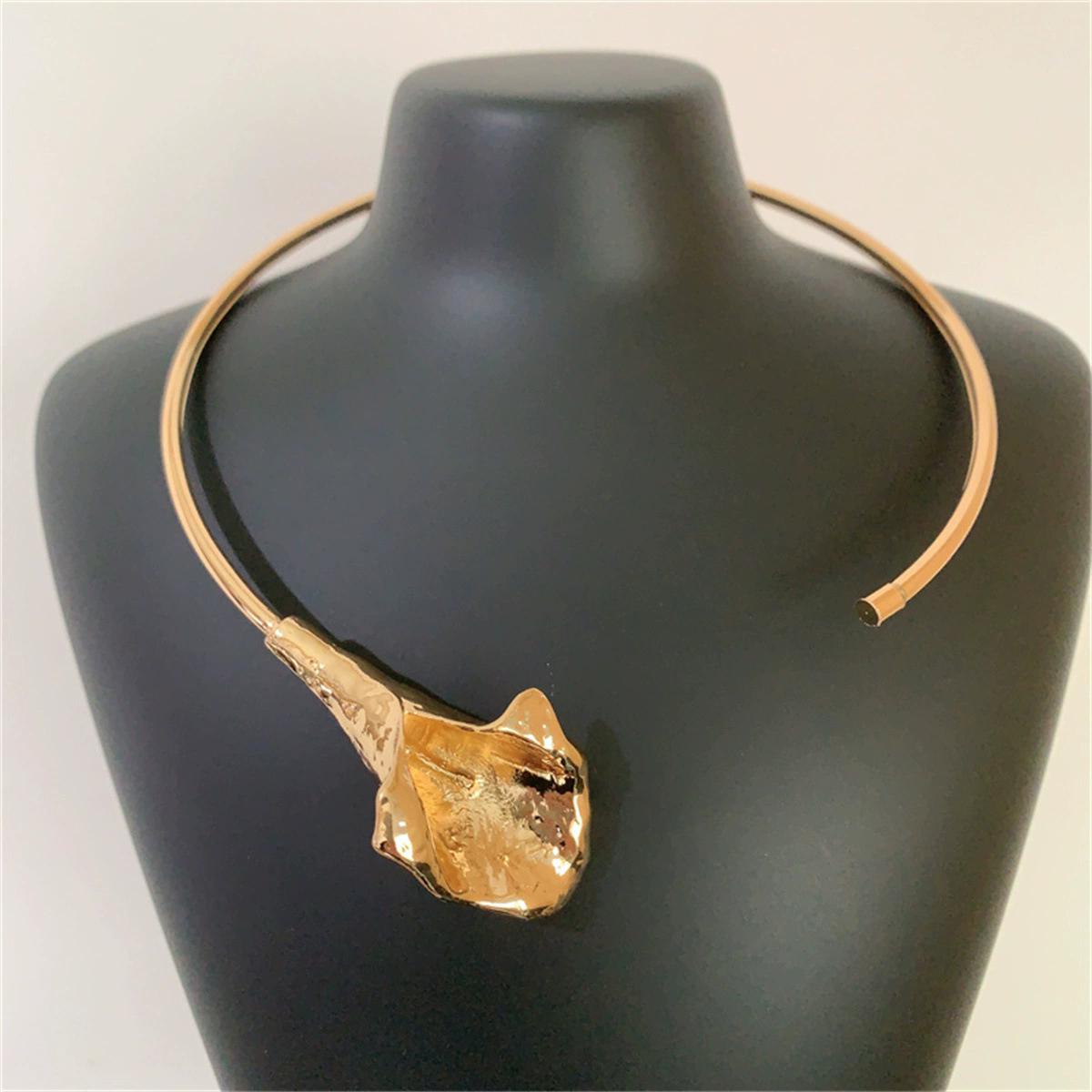 

Vintage Exaggerated Metal Flower Shaped Open Collar Choker Necklace for Women Exquisite Elegant Show Jewelry Party Accessories