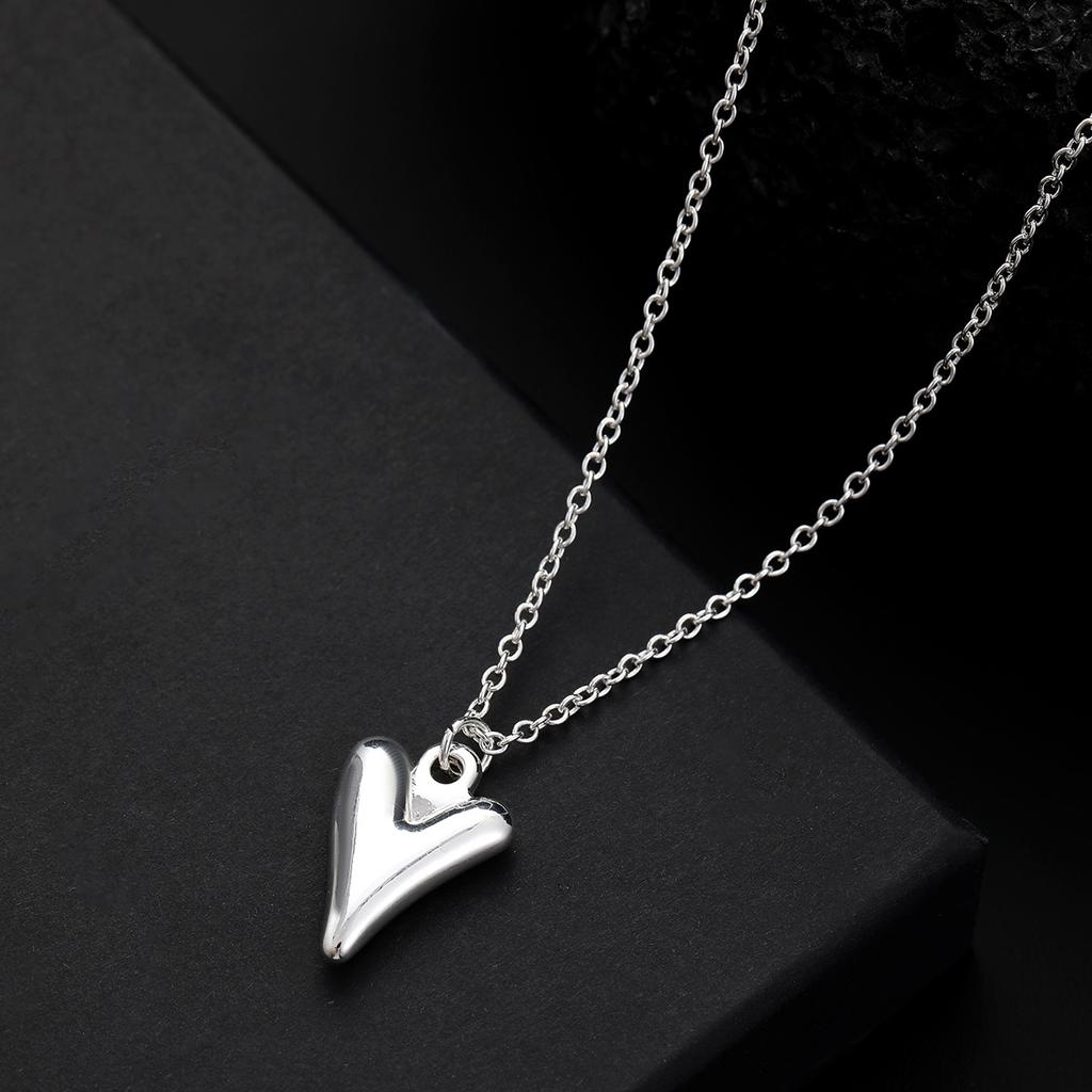 Love glossy alloy necklace, small fresh heart-shaped collarbone chain ins niche temperament peach heart pendant