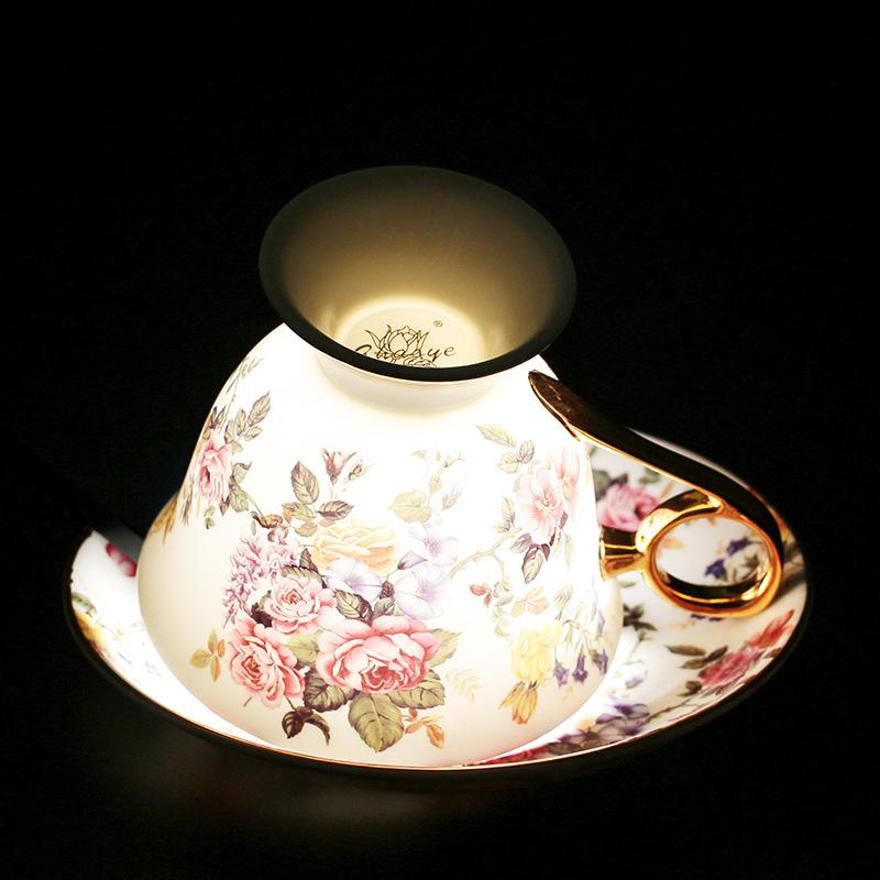 Tazze e piattini da caffè in porcellana ossea, tazze e piattini da tè nero a gambo alto con bordo dorato di lusso leggero