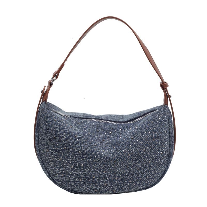 Модная женская сумка-мессенджер с заклепками и украшениями — фото 8