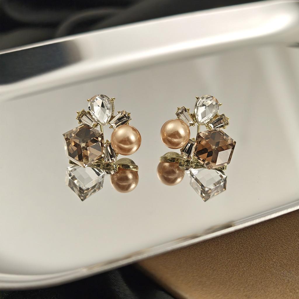 French Exquisite Diamond-Set Square Pearl Stud Earrings Light Luxury High-End Sense Fashion Simple Temperament Elegant Earrings Women