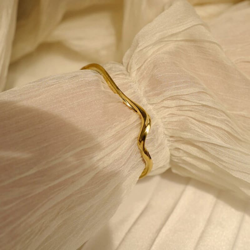 

fiore ribbon bangle gold