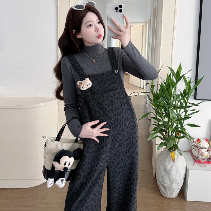 

2025 Winter Maternity Leopard Print Cat Plush Overalls + Knit Top Set M [For 45-55 kg]