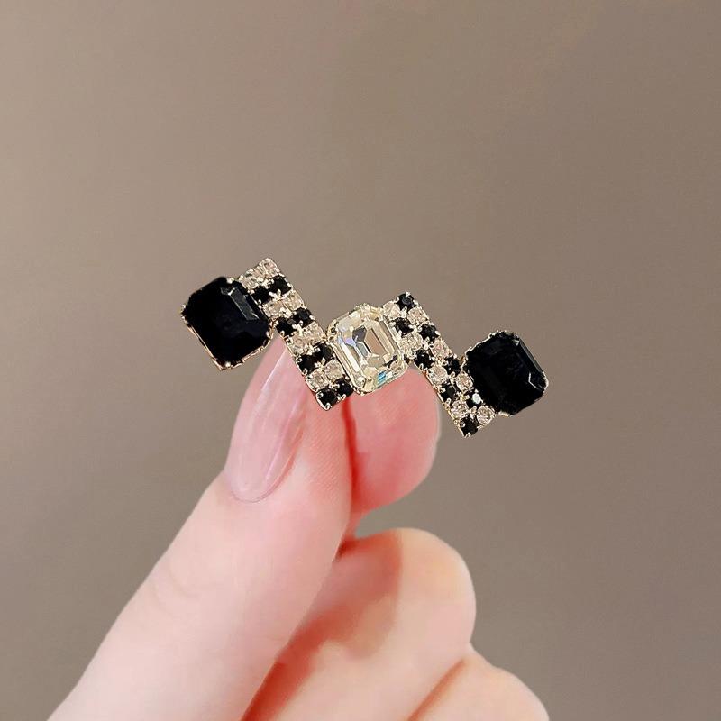 The Small Brooch Exudes A High-end Elegant and Simple Charm The Brooch Is A Perfect Accessory for Overcoats and Suits