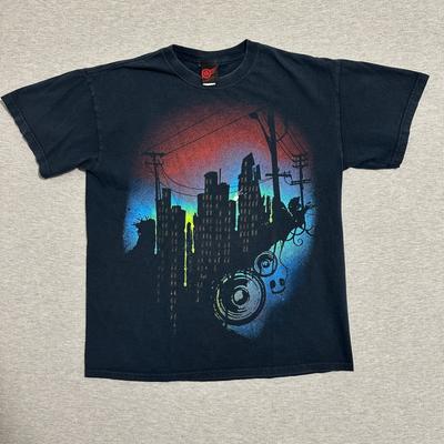 Mad Engine Cityscape DJ Speakers Graphic T-Shirt Casual Black Mens Size Medium Unisex T-Shirt