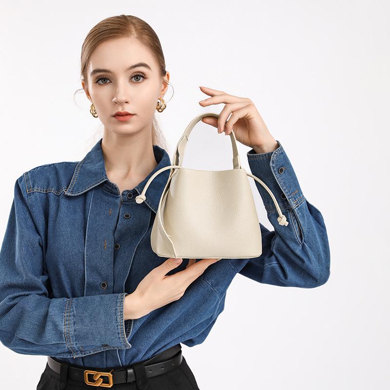 

One shoulder crossbody bucket bag 2025 new lychee pattern leather commuter versatile woven handbag women білий