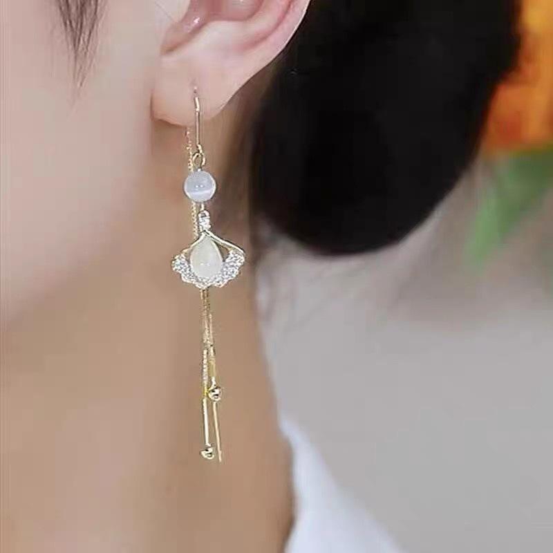Niche Fashion Design Sense, One Leaf Gets Rich, Ginkgo Biloba Anti-loss Earphones, Advanced Sense Shows Face, Thin and Long Fringed Earrings