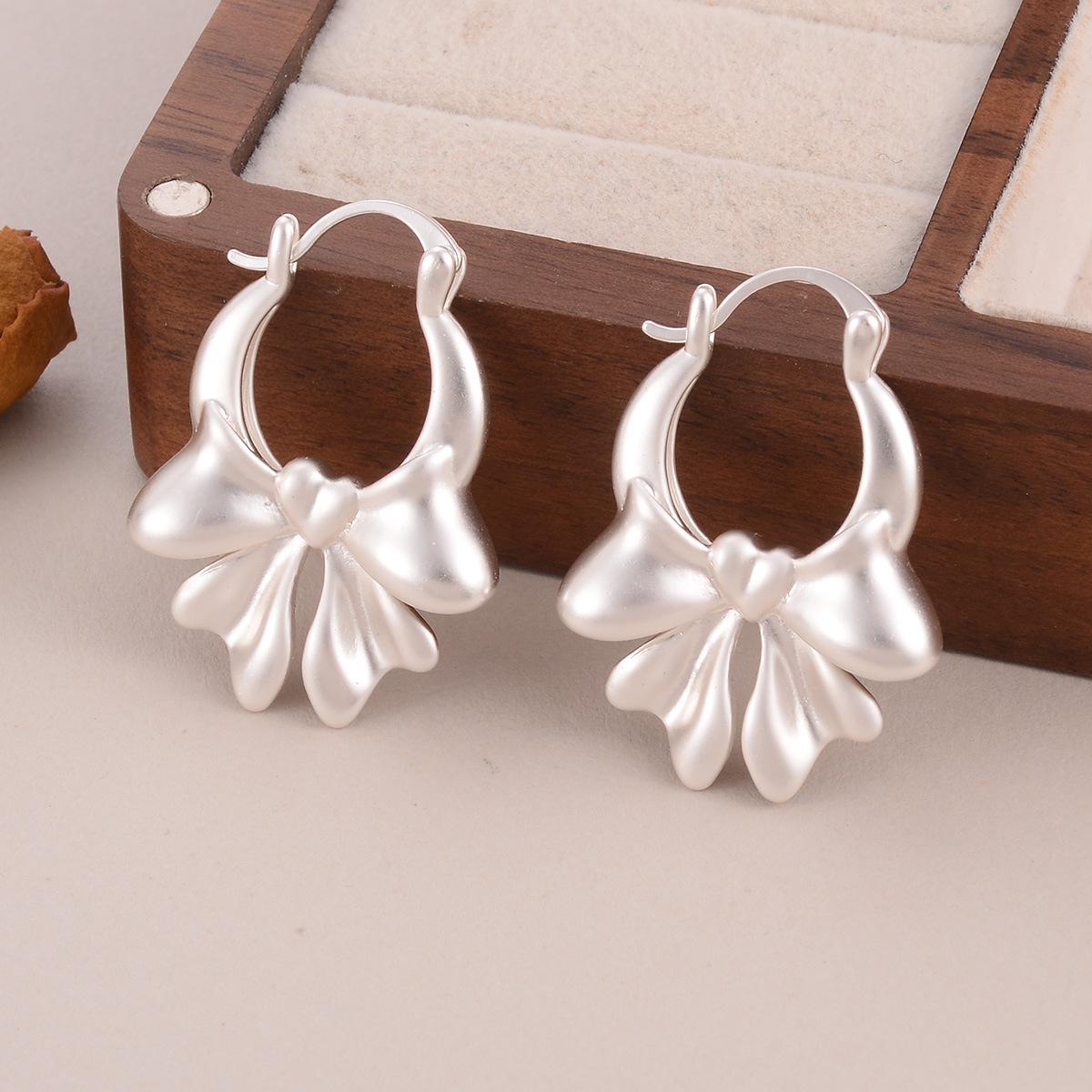 

New big bow earrings with ribbon, foreign gas ear buckles, fairy gold and silver earrings, thin, high-end temperament earrings.