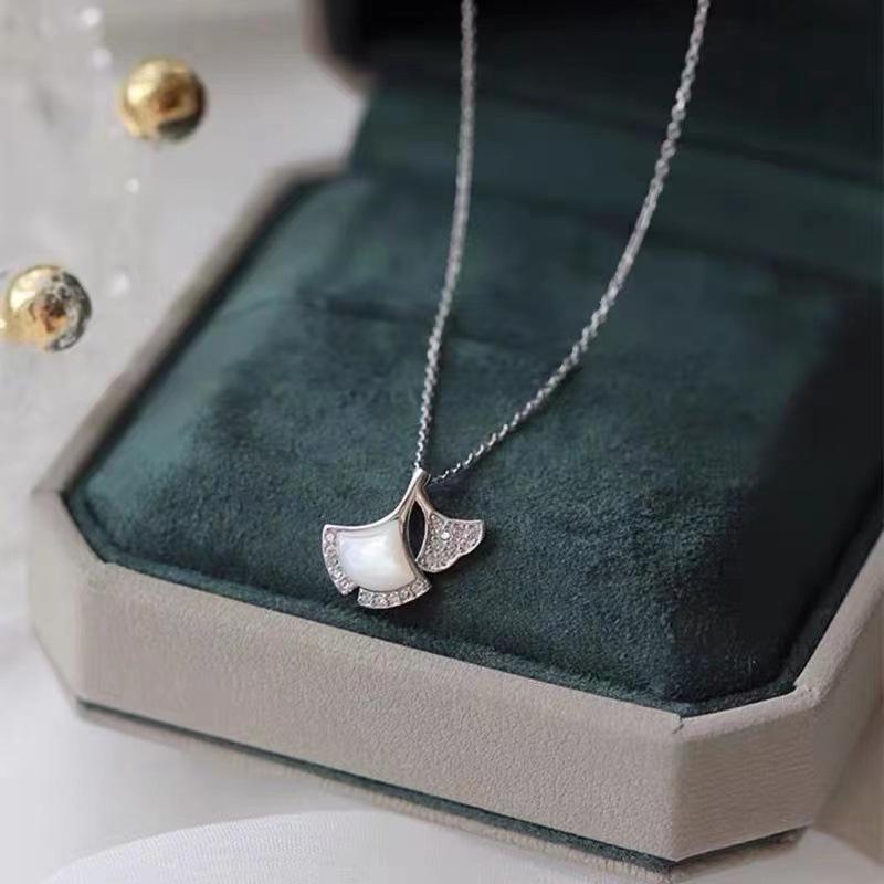 Elegant Copper-Plated Zirconia Ginkgo Leaf Necklace for Women - Versatile Light Luxury Accessory