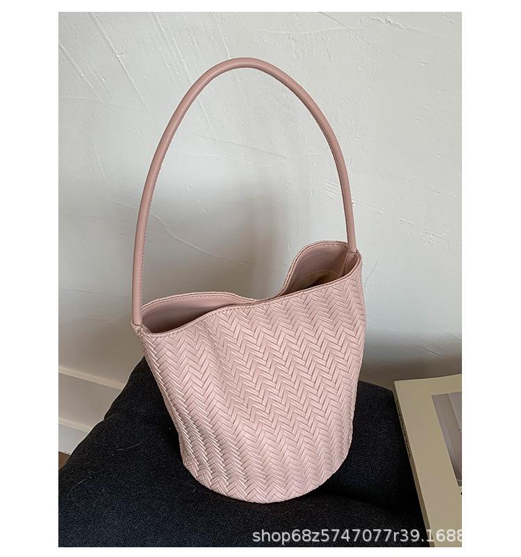 

High sense niche design underarm bucket bag women s 2025 new fashion woven commuter bag foreign style shoulder bag